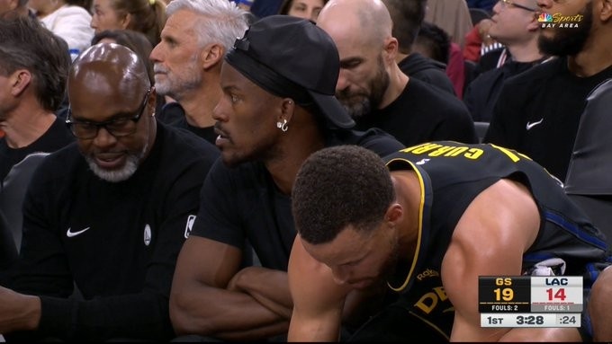 开云-久违了！吉米·巴特勒自受伤后首次出现在球队替补席 便装观战